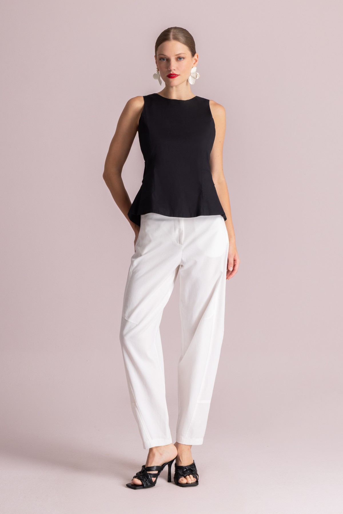 Βαμβακερό εξώπλατο μπλουζάκι με δέσιμο στην πλάτη.  Διατίθεται σε τρία χρώματα , κόκκινο, λευκό, και μαύρο.