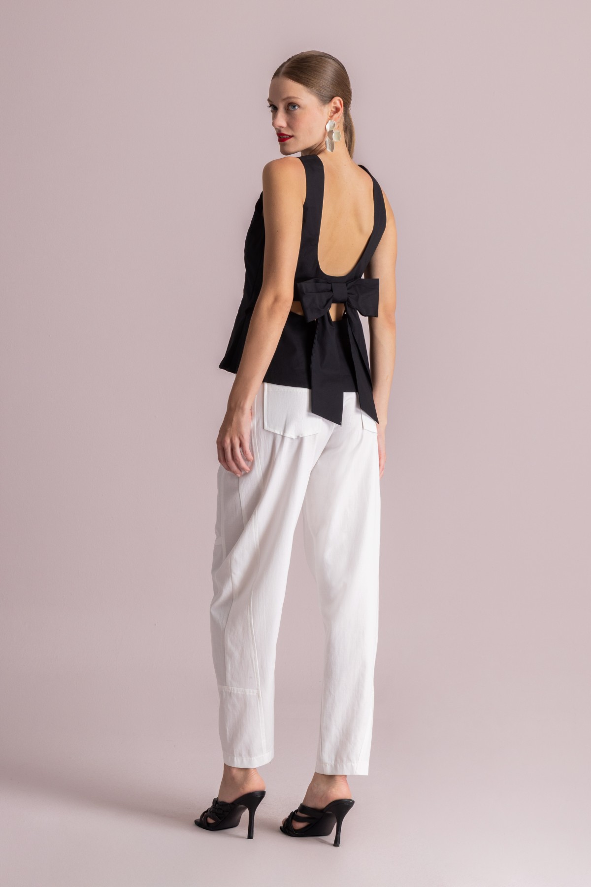 Βαμβακερό εξώπλατο μπλουζάκι με δέσιμο στην πλάτη.  Διατίθεται σε τρία χρώματα , κόκκινο, λευκό, και μαύρο.