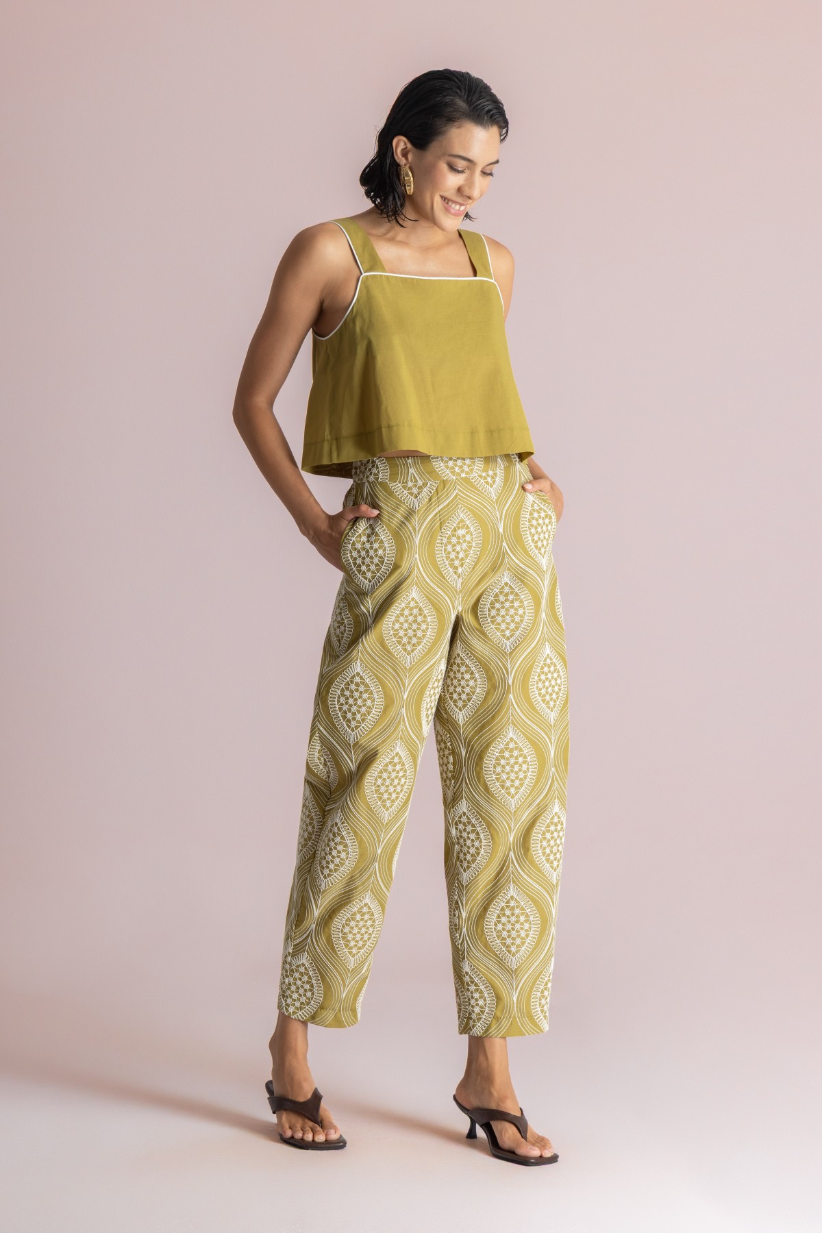 Χαλαρό παντελόνι με λευκό κέντημα.