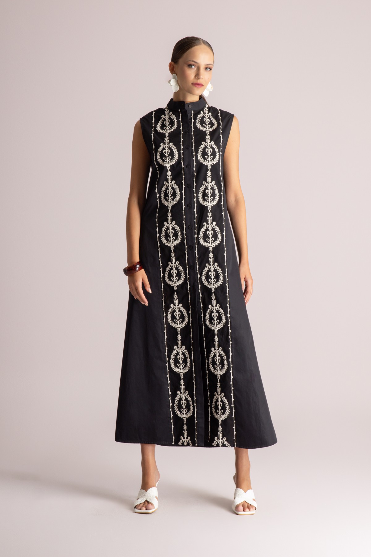 Μαύρο shirtdress με λευκά μοτίβο.