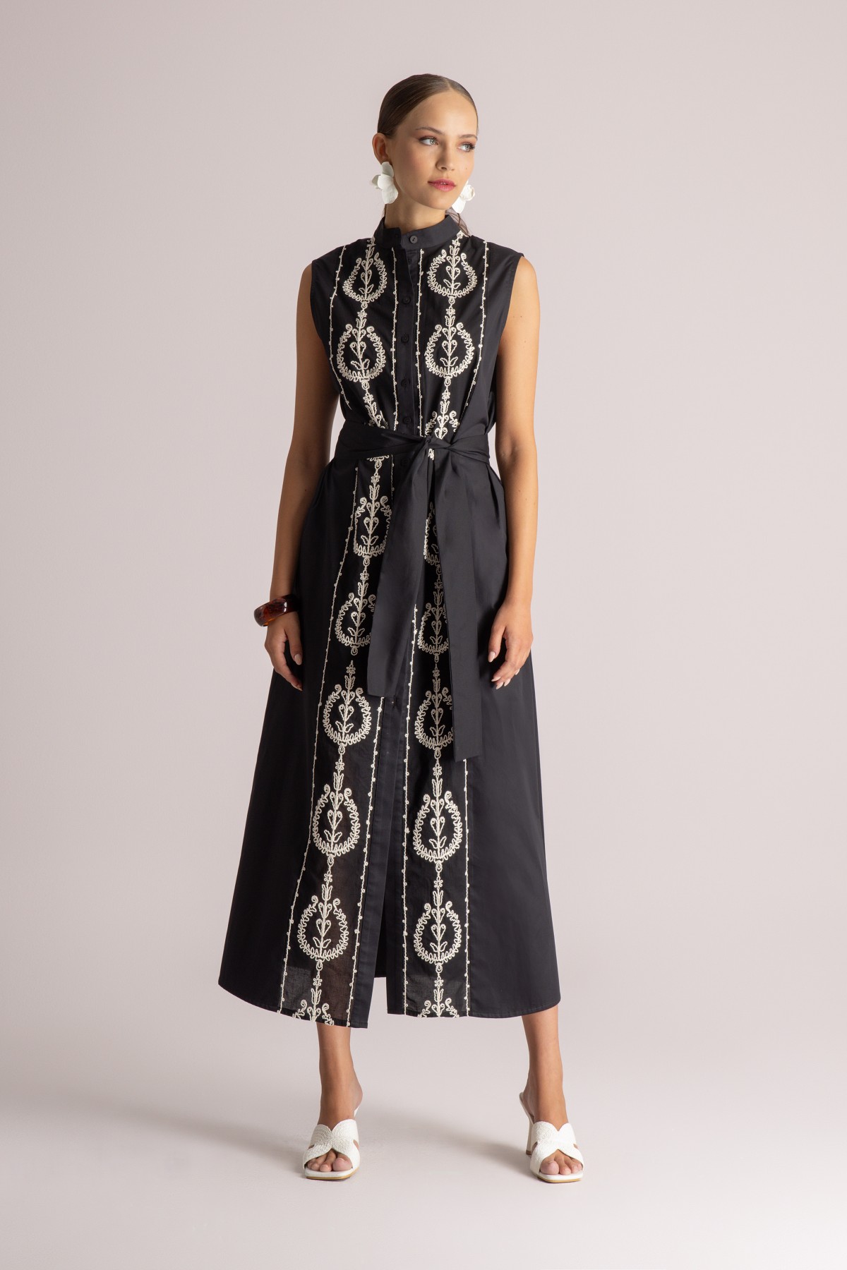 Μαύρο shirtdress με λευκά μοτίβο.