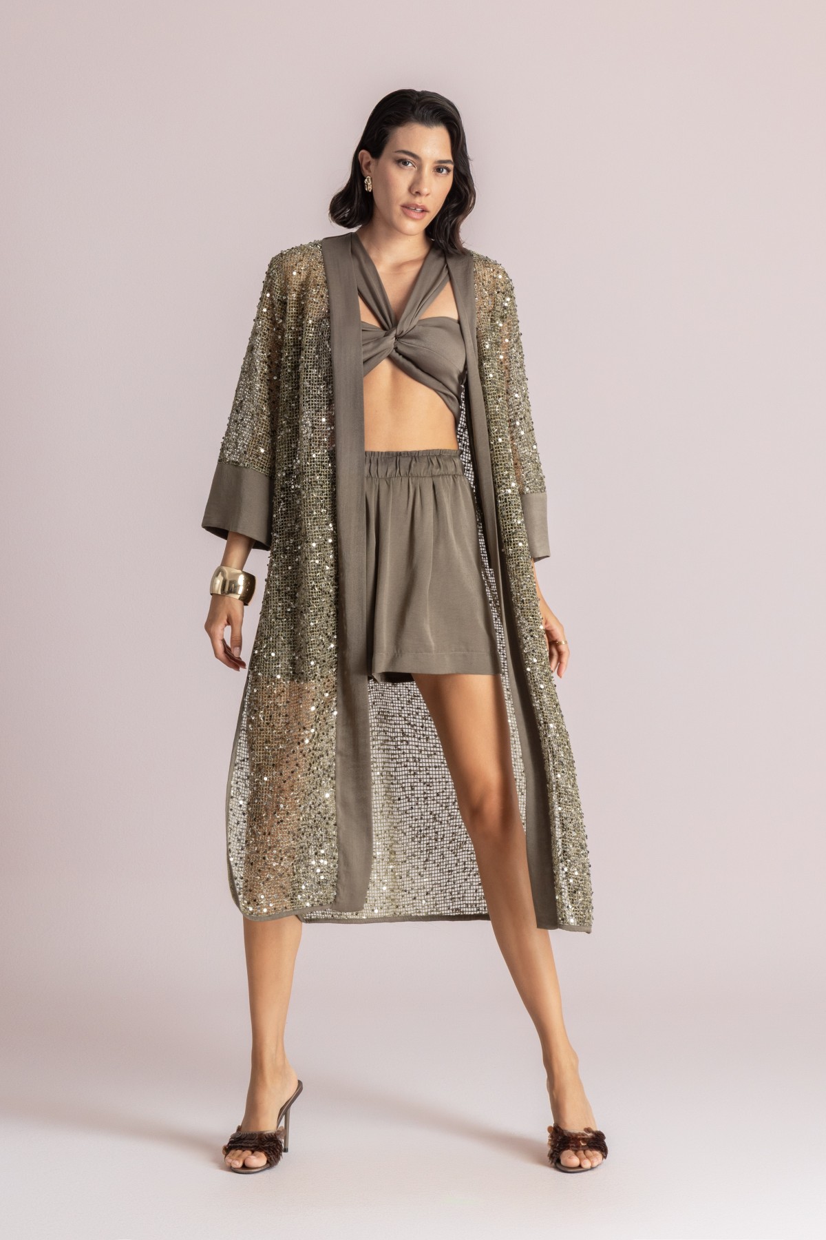 Νημάτινο κιμονό διακοσμημένο με παγιέτες