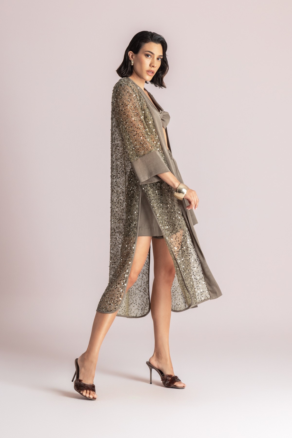 Νημάτινο κιμονό διακοσμημένο με παγιέτες