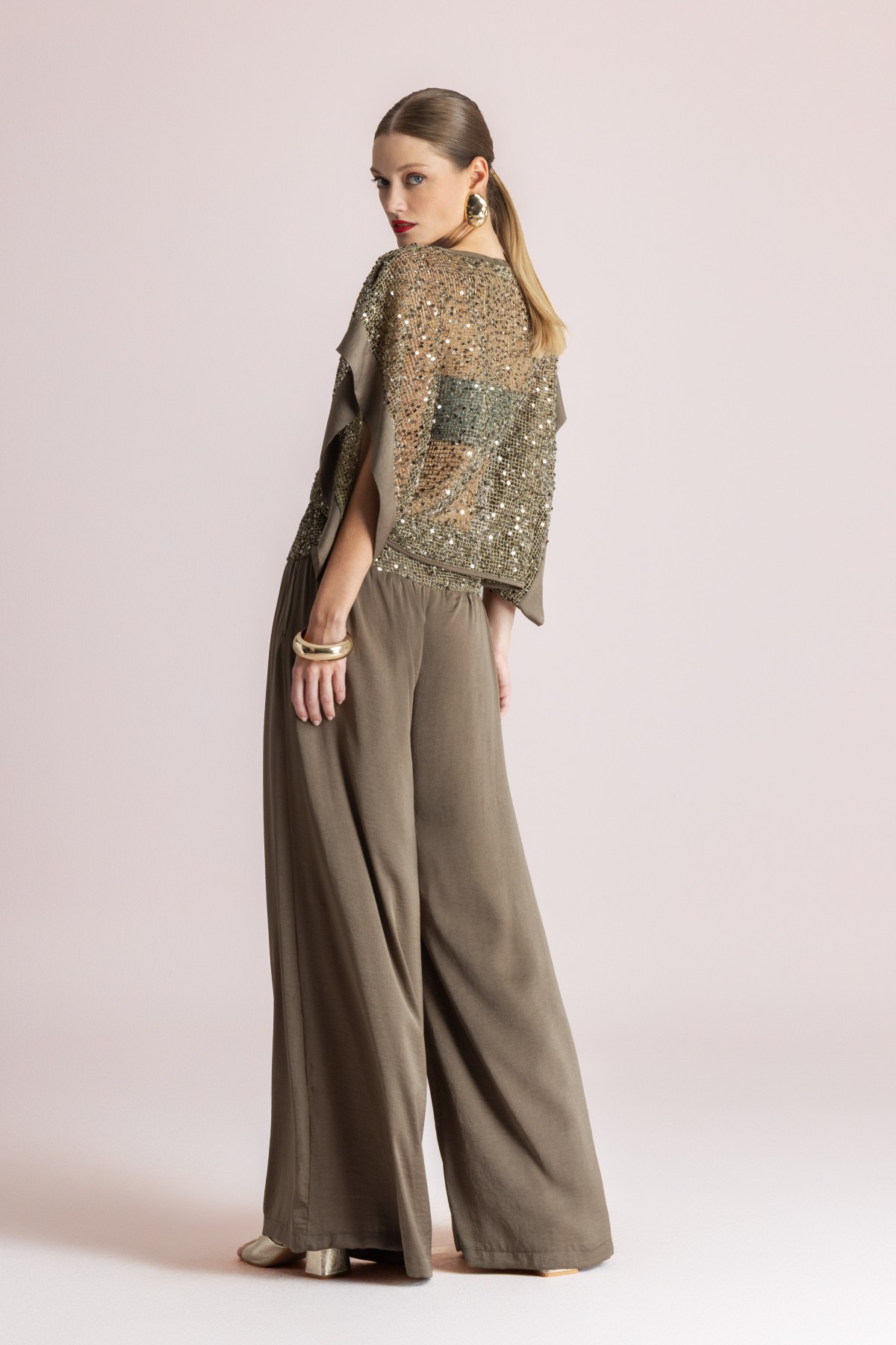 Elegant sequined top. Wear it with the matching satin pants