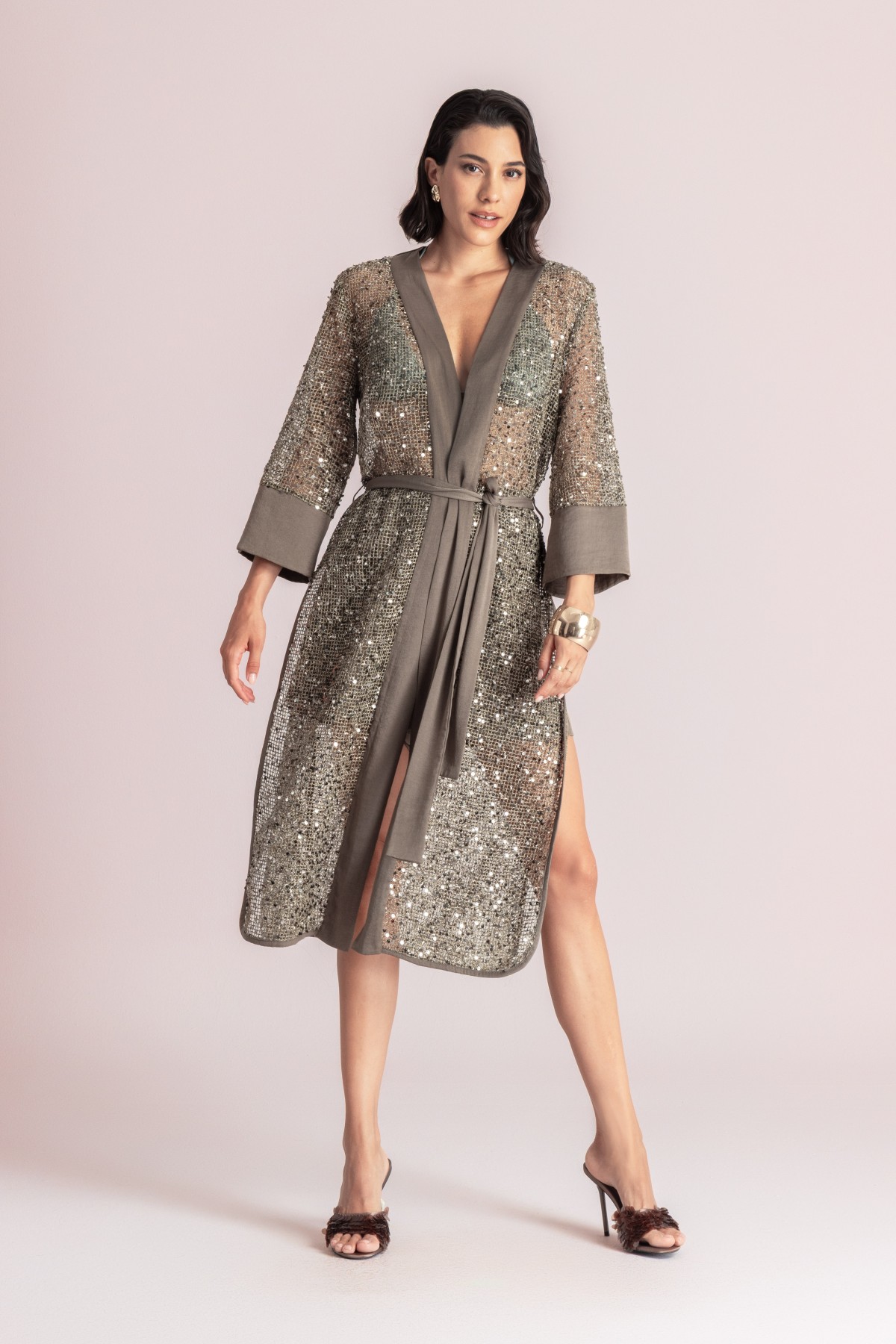 Νημάτινο κιμονό διακοσμημένο με παγιέτες