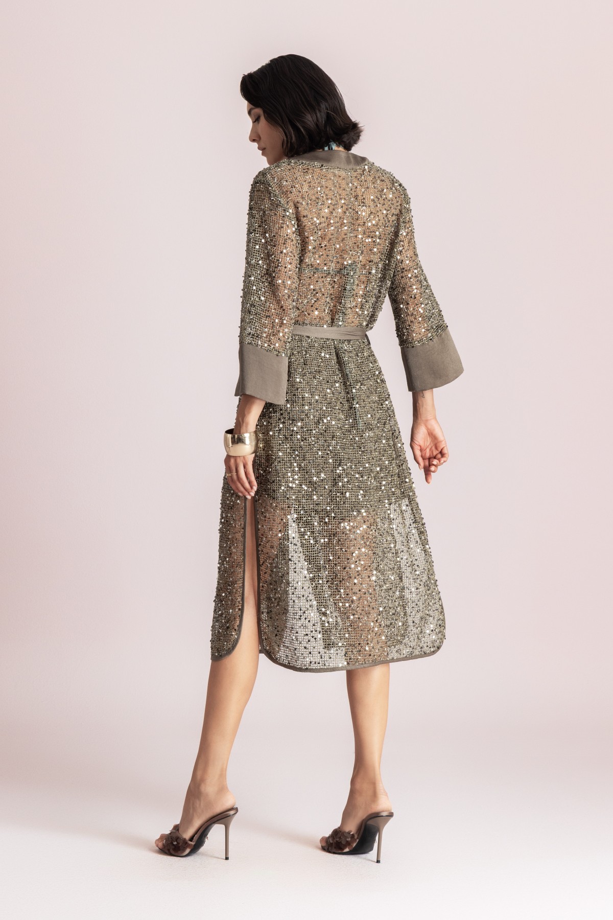 Νημάτινο κιμονό διακοσμημένο με παγιέτες