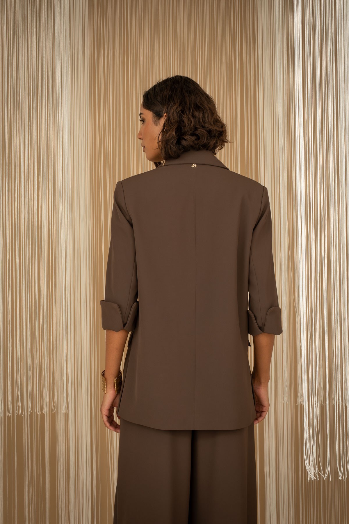 Γυναικείο σακακι με 3/4 μανίκια. Για ολοκληρωμένο σετ κοστούμι διατίθεται και το παντελόνι του