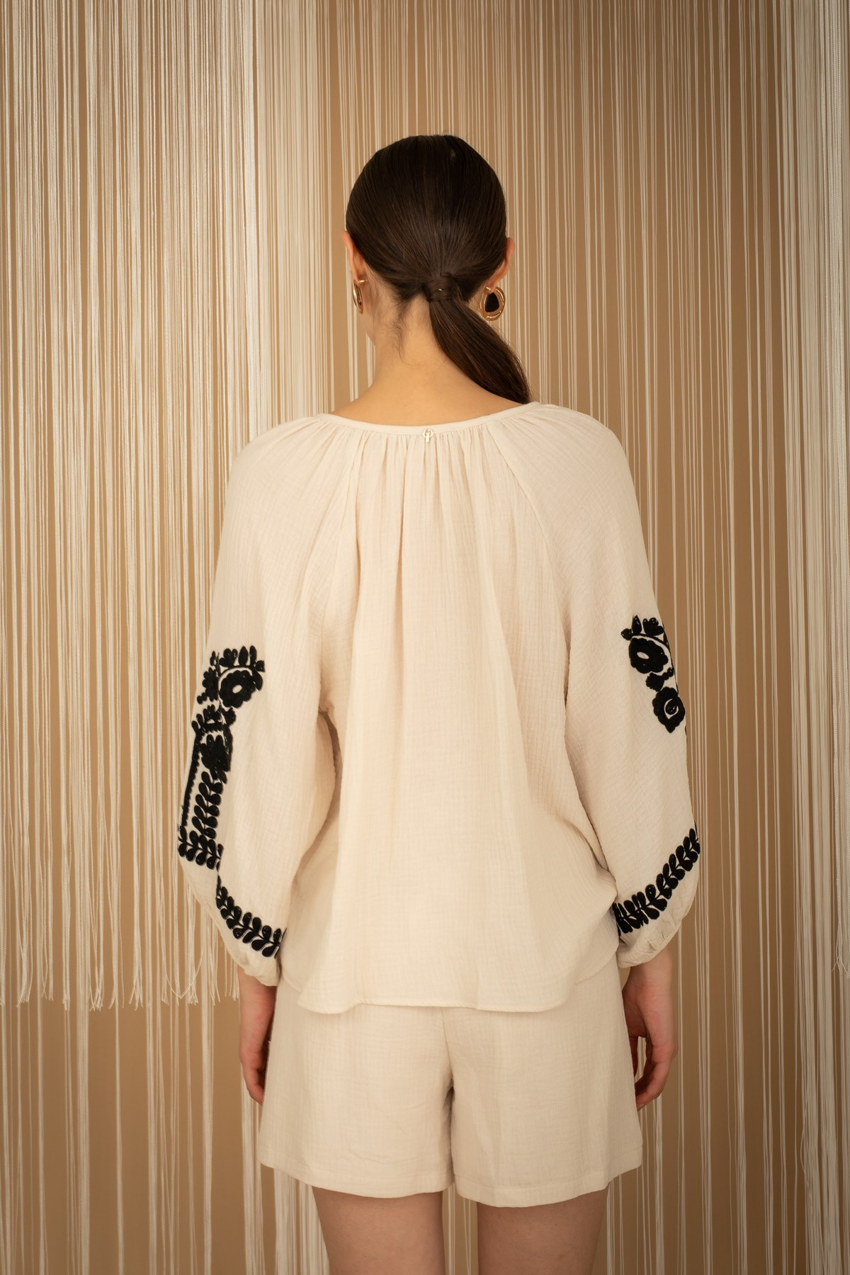 Γυναικεία μπλούζα με μαύρα μοτίβο, άνετη γραμμή και V-λαιμόκοψη