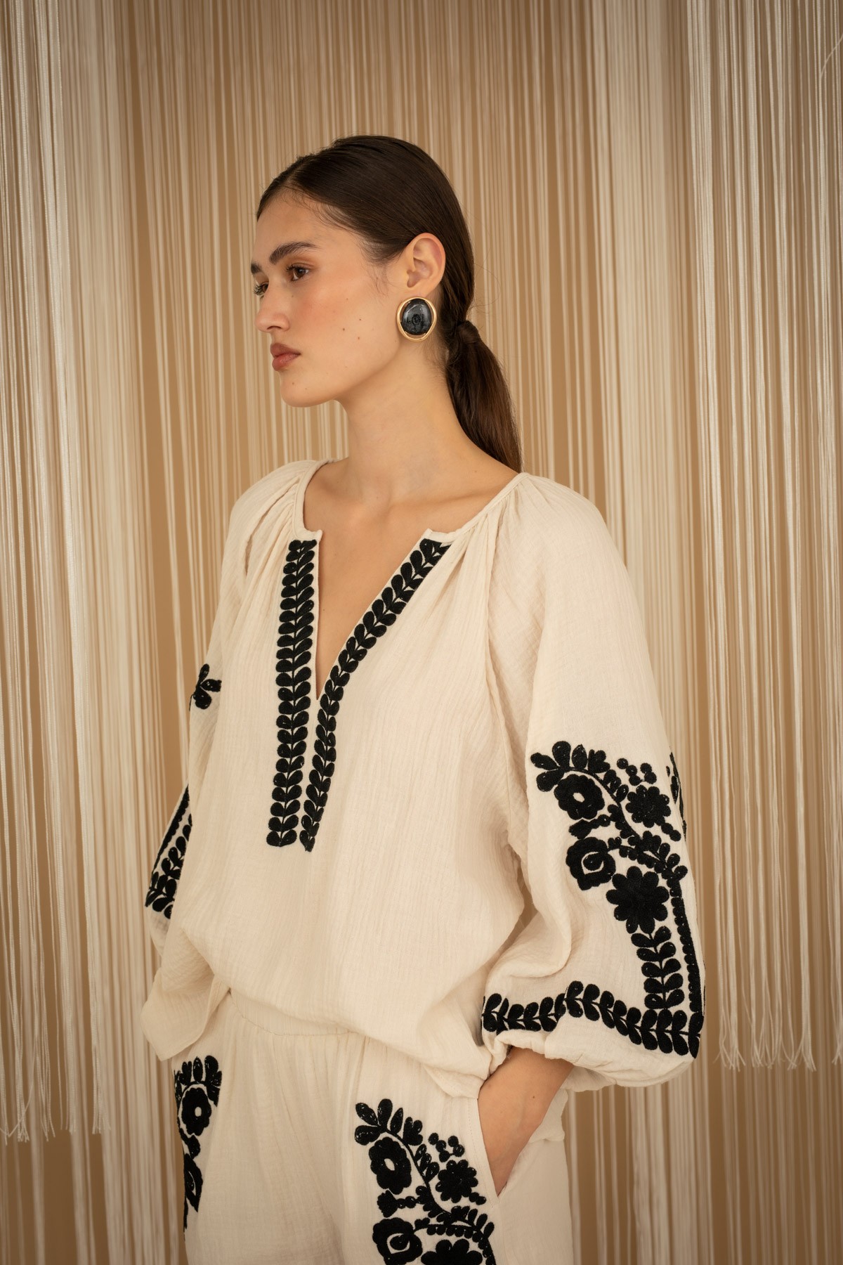 Γυναικεία μπλούζα με μαύρα μοτίβο, άνετη γραμμή και V-λαιμόκοψη