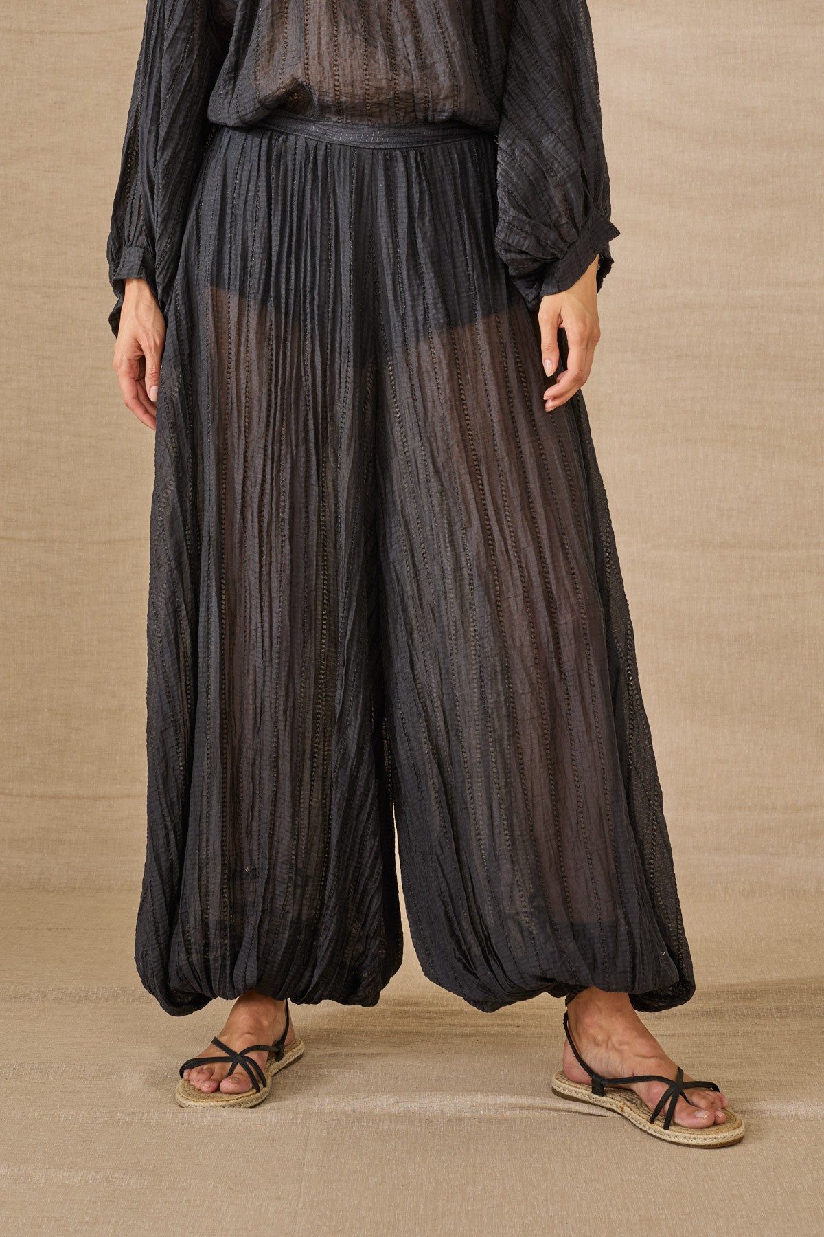 Light, flowy wide-leg pants with elastic at the hem. For a complete look, pair them with the blouse from the same collection.