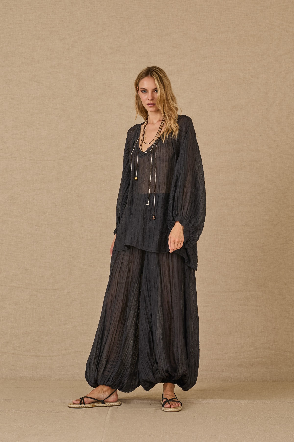 Light, flowy wide-leg pants with elastic at the hem. For a complete look, pair them with the blouse from the same collection.