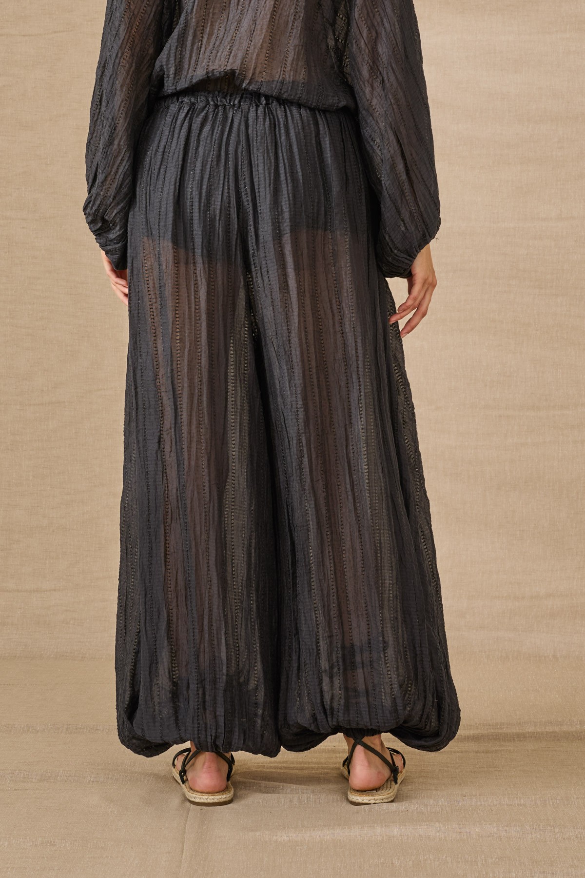 Light, flowy wide-leg pants with elastic at the hem. For a complete look, pair them with the blouse from the same collection.