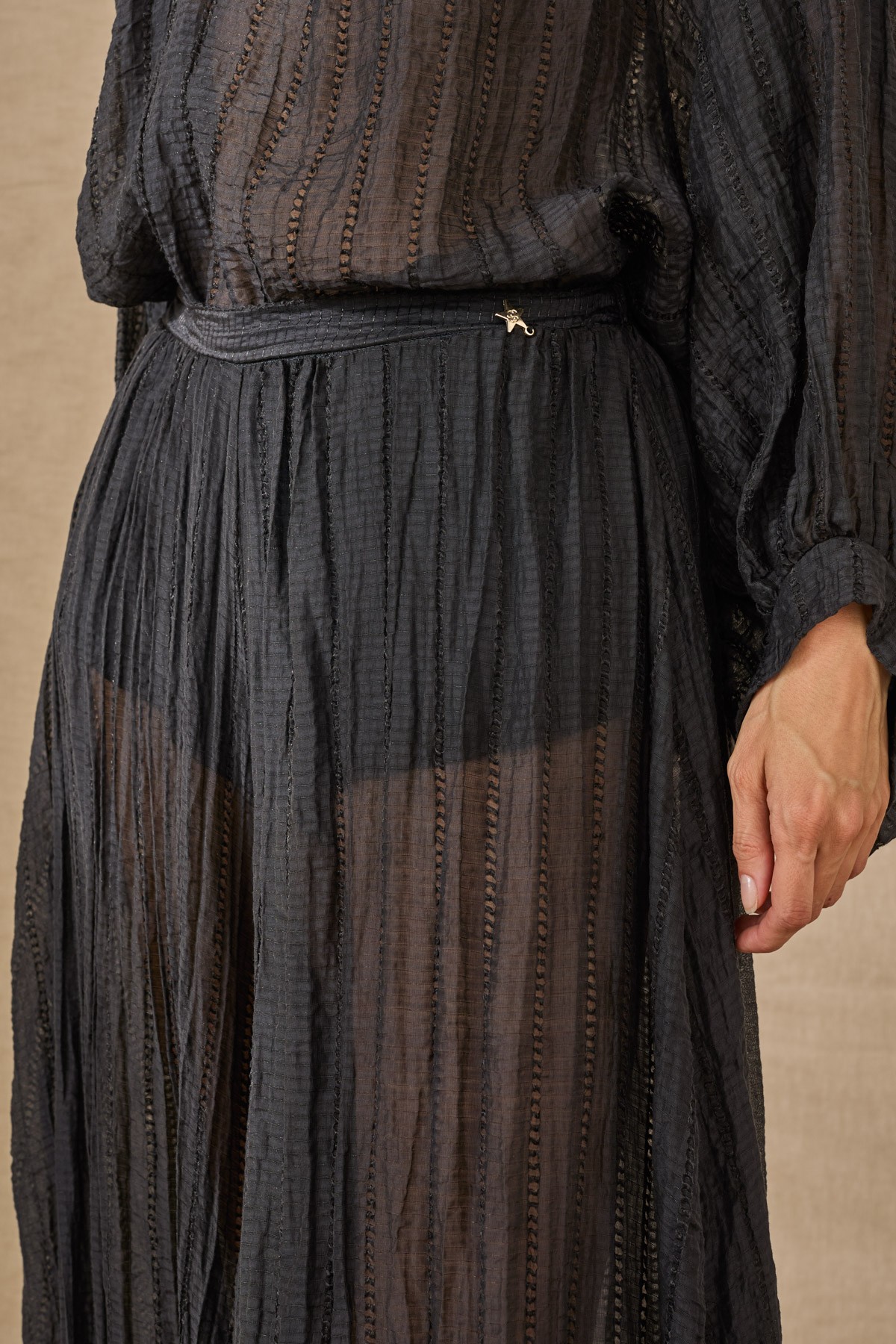 Light, flowy wide-leg pants with elastic at the hem. For a complete look, pair them with the blouse from the same collection.