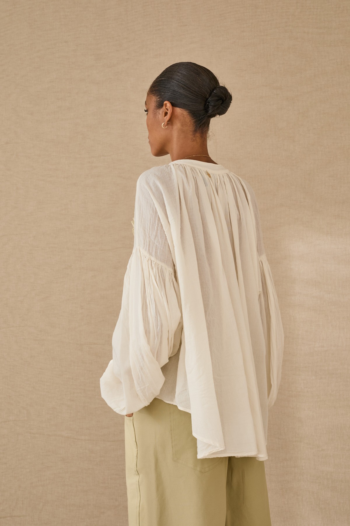 Μακρυμάνικη αέρινη μπλούζα με άνοιγμα V μπροστά που δένει με κορδόνια