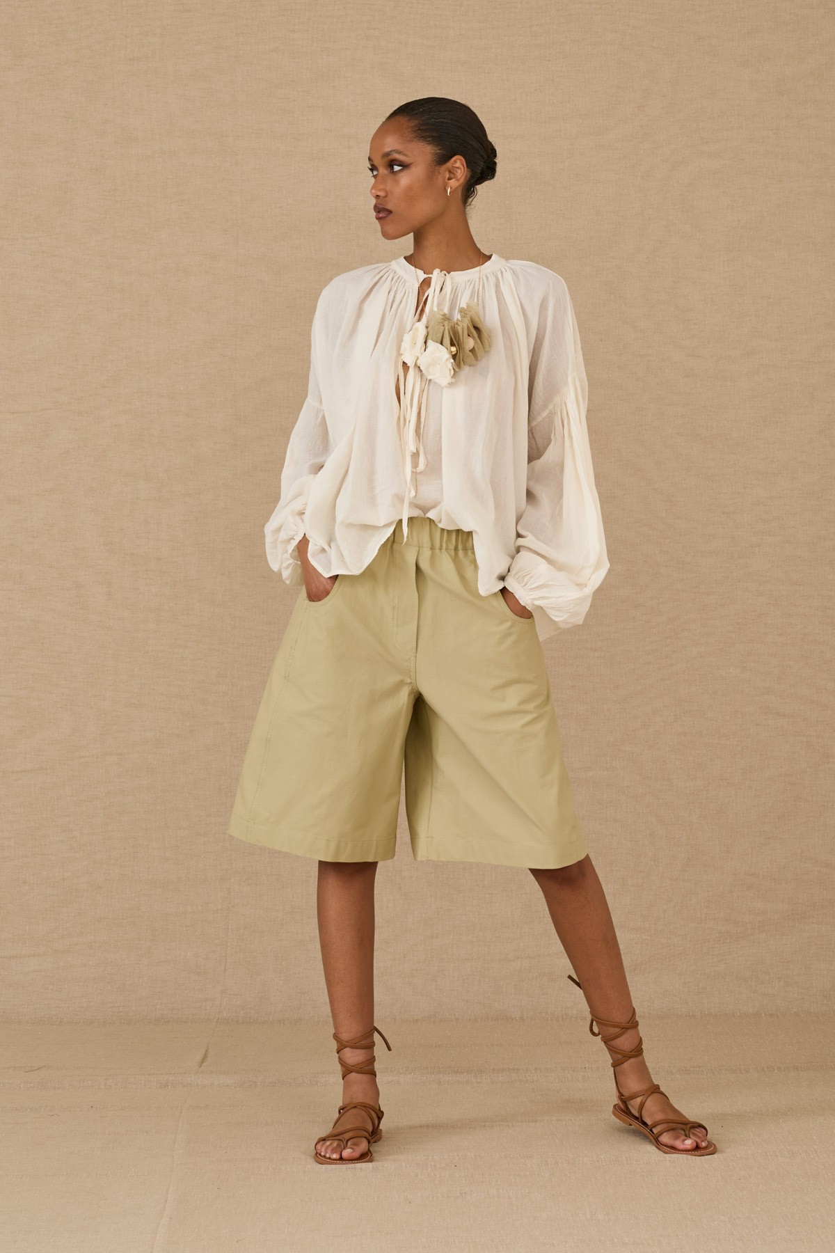 Μακρυμάνικη αέρινη μπλούζα με άνοιγμα V μπροστά που δένει με κορδόνια