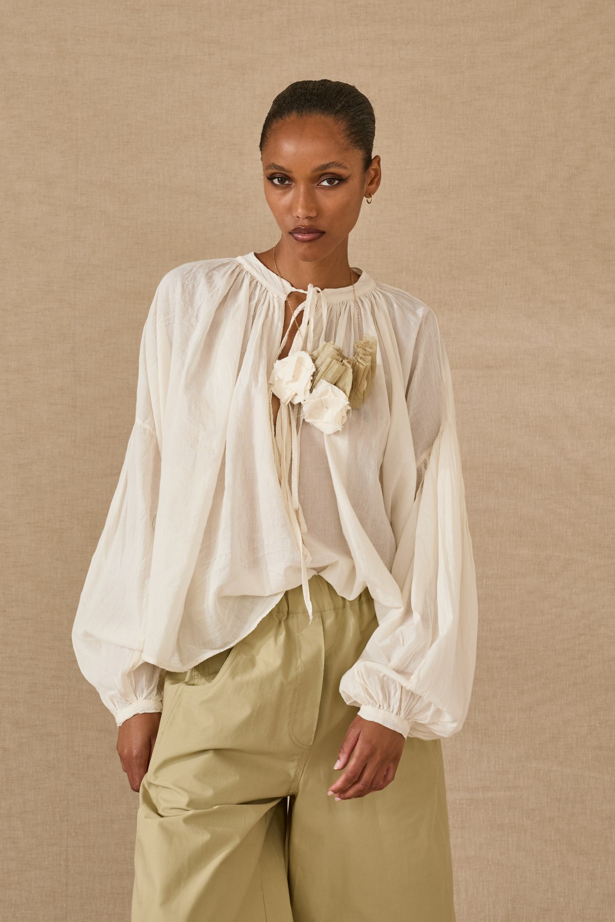 Μακρυμάνικη αέρινη μπλούζα με άνοιγμα V μπροστά που δένει με κορδόνια