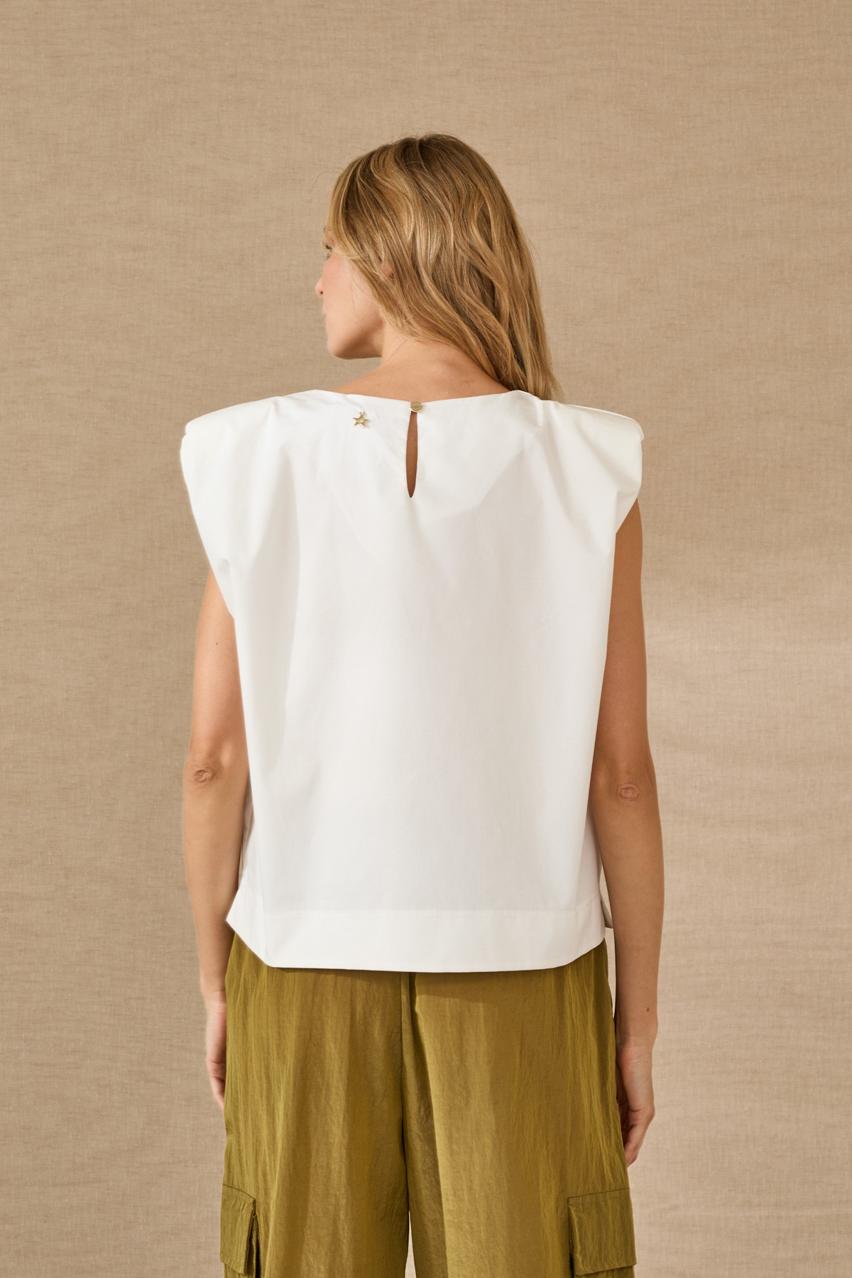 Βlouse with shoulder pads / two colors, white and black