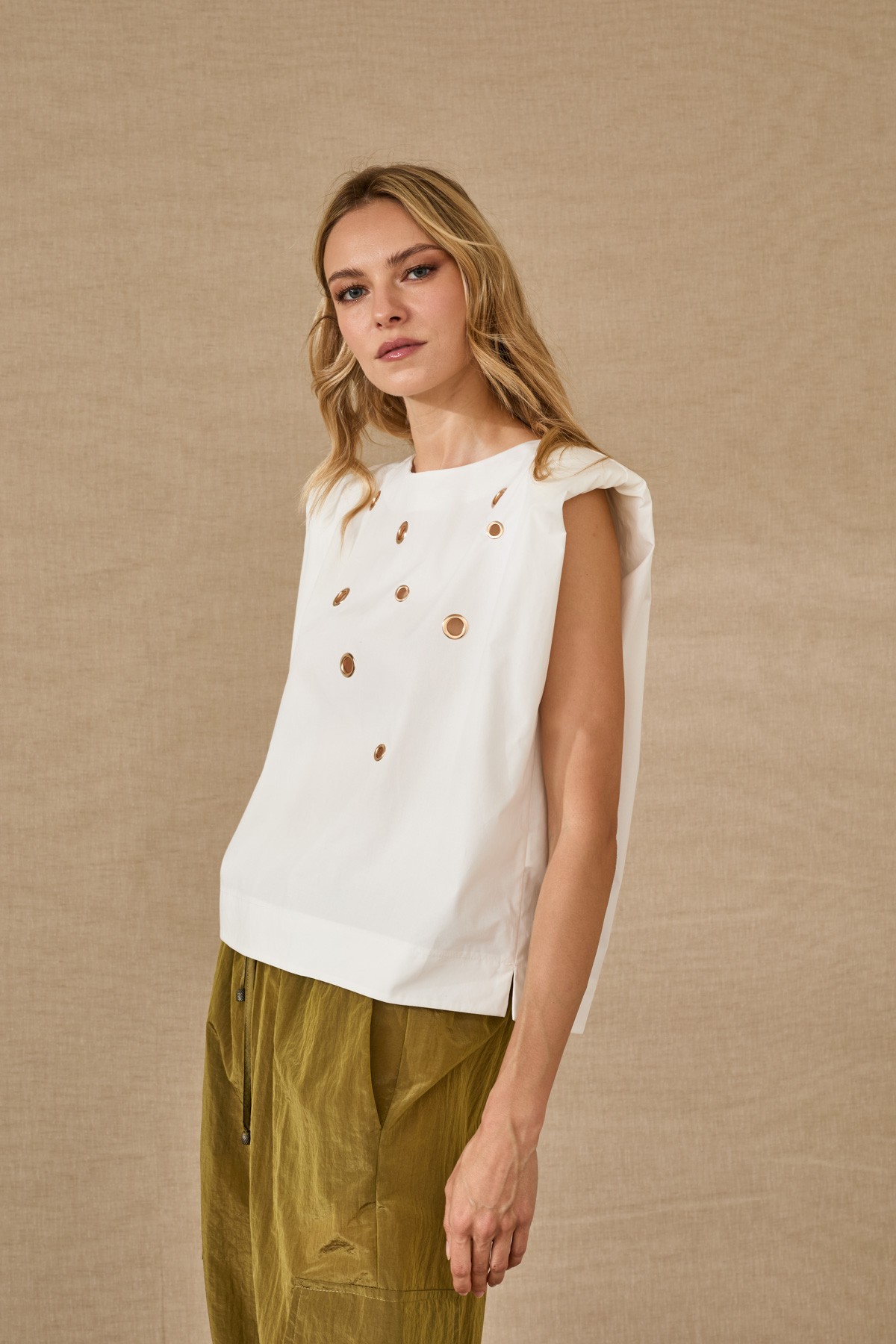 Βlouse with shoulder pads / two colors, white and black