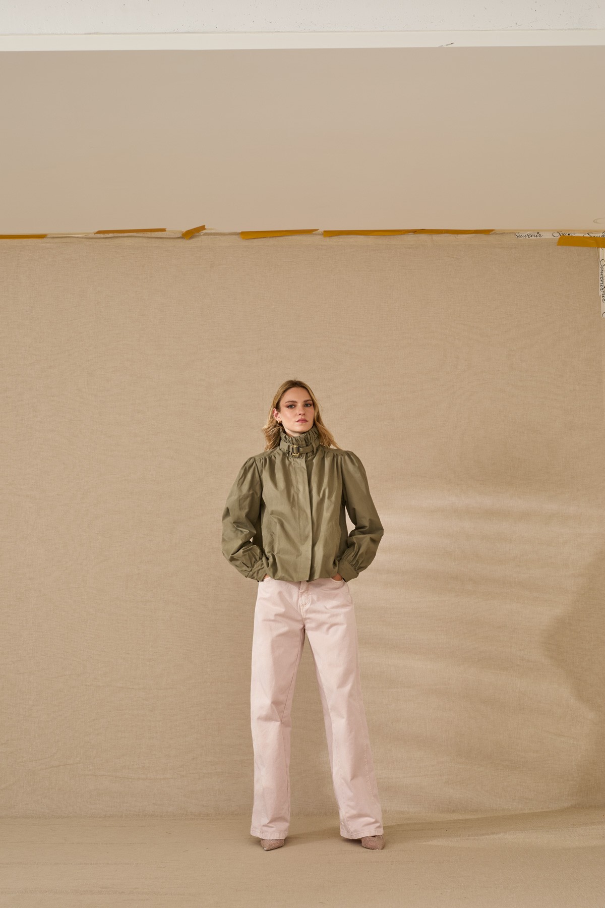 Ελαφρύ κοντό πανωφόρι με γιακά