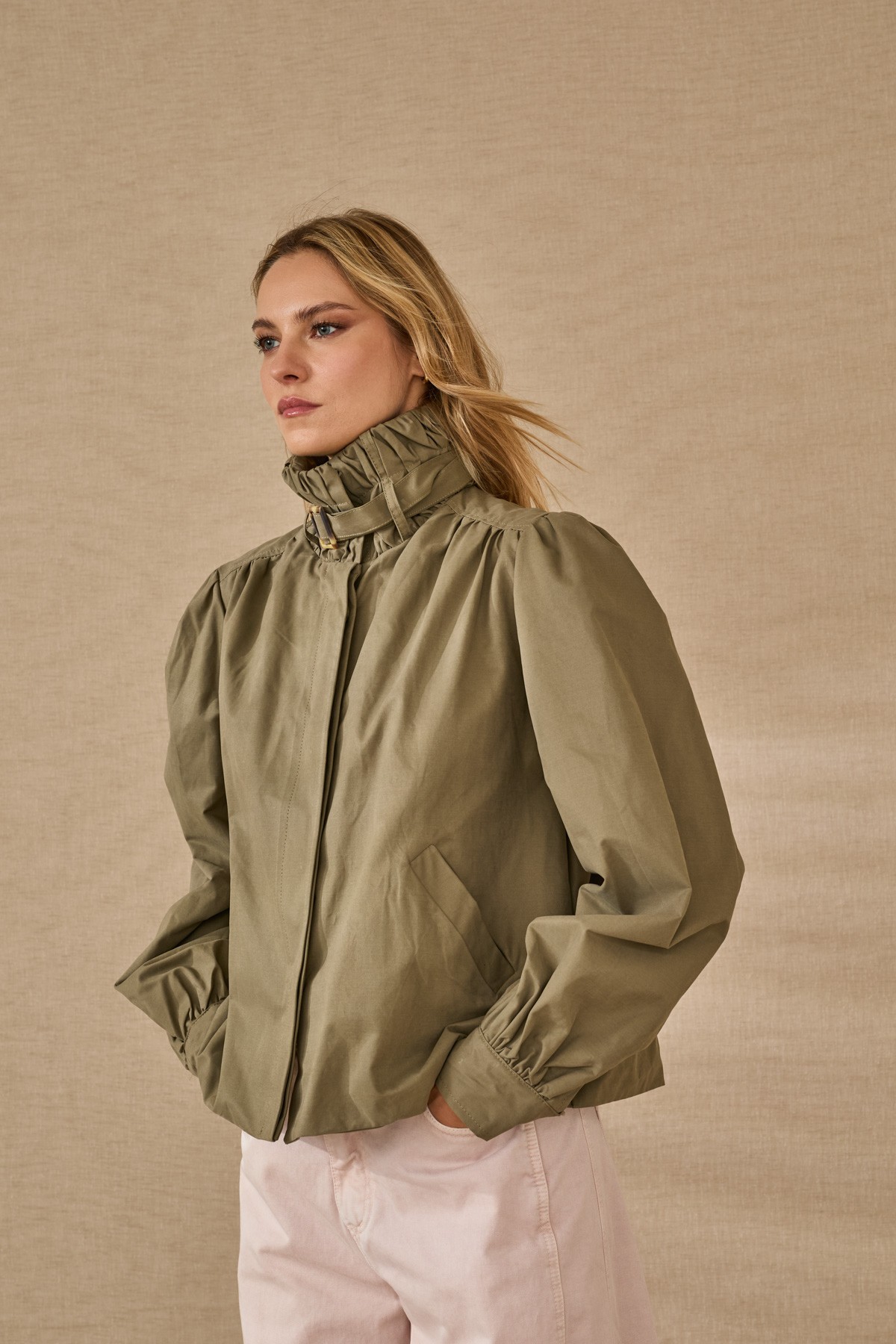 Ελαφρύ κοντό πανωφόρι με γιακά