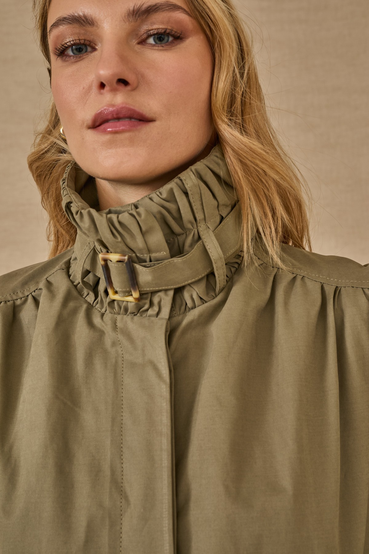 Ελαφρύ κοντό πανωφόρι με γιακά