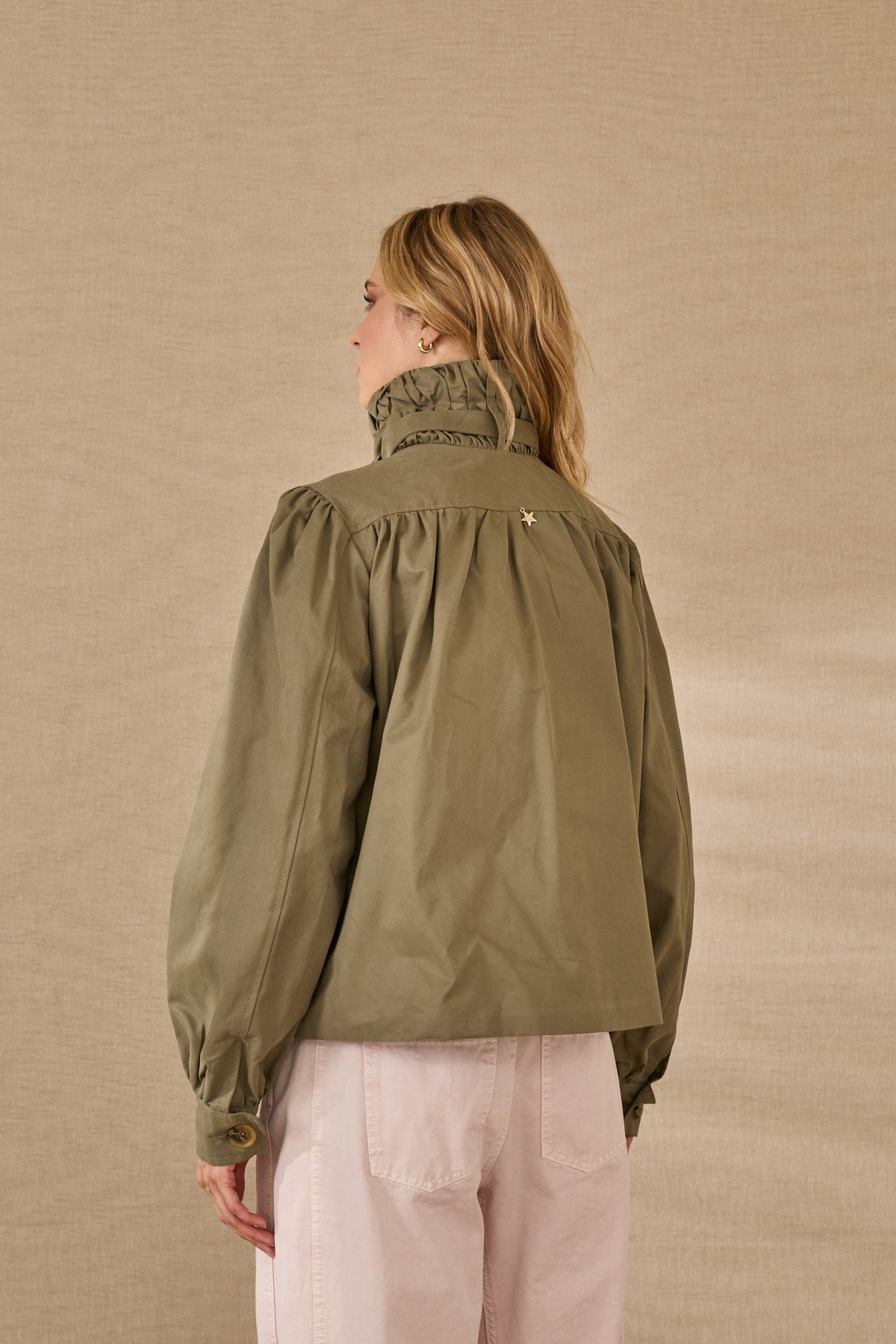 Ελαφρύ κοντό πανωφόρι με γιακά