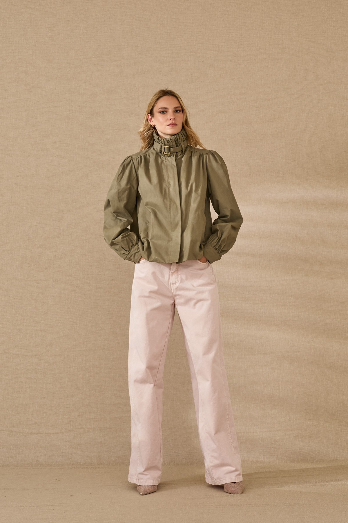 Ελαφρύ κοντό πανωφόρι με γιακά