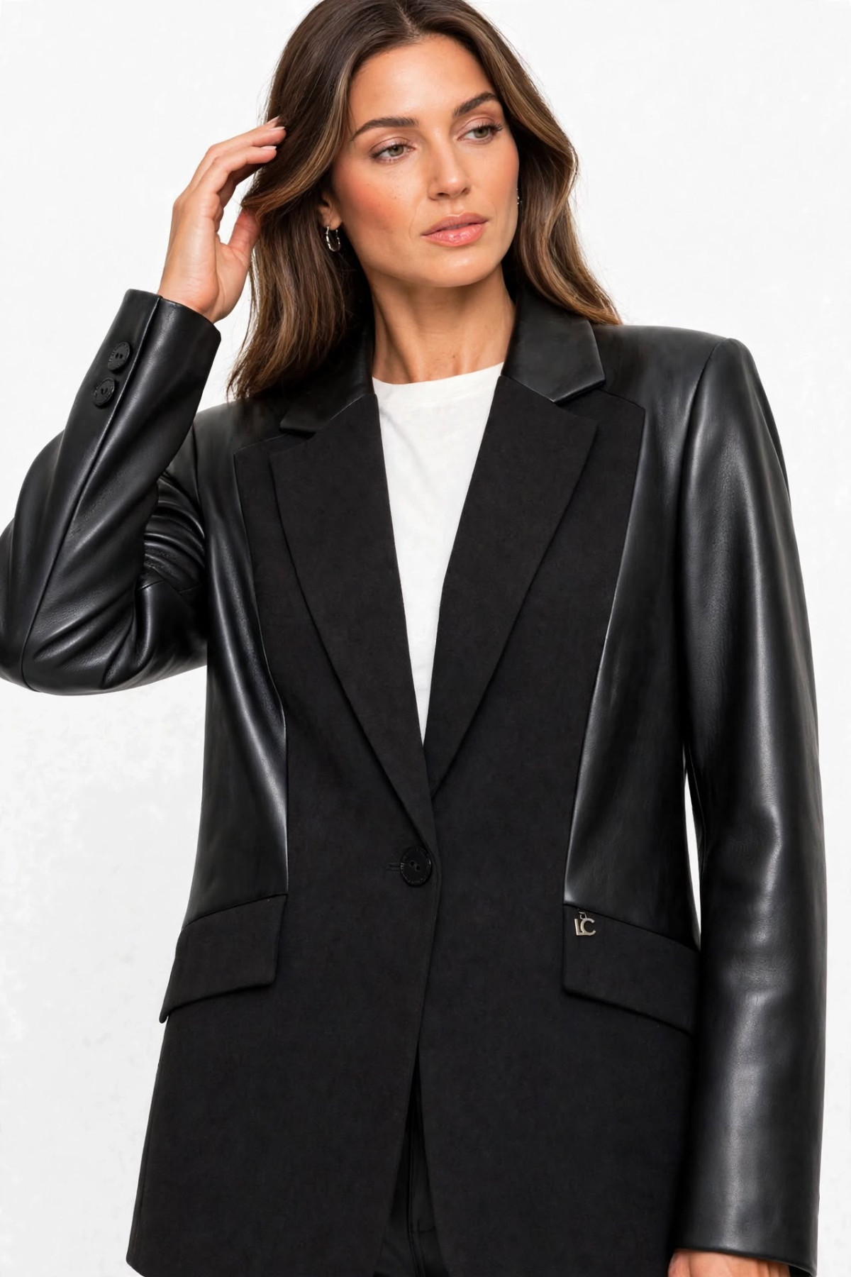 Σακάκι Blazer που συνδυάζει δύο αγαπημένες υφές, ύφασμα  & eco leather