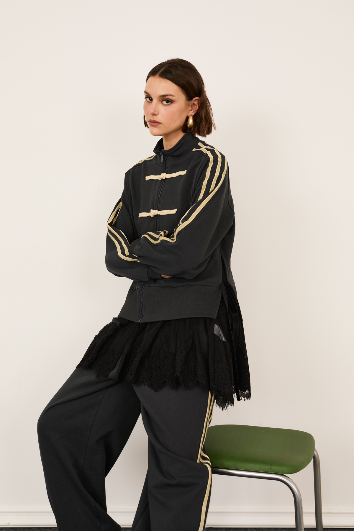 Φουτερ Jacket με Frog κουμπώματα και πλαϊνές ρίγες.