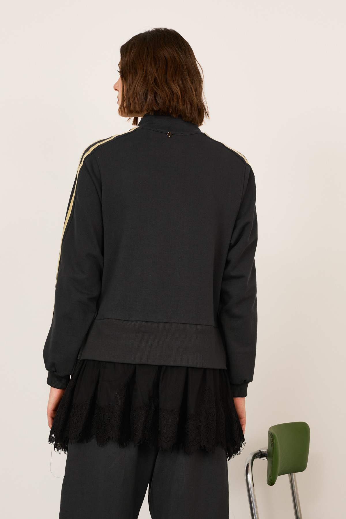 Φουτερ Jacket με Frog κουμπώματα και πλαϊνές ρίγες.
