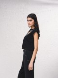 T-SHIRT ME ΑΝΟΙΓΜΑ ΜΠΡΟΣΤΑ ΔΙΑΚΟΣΜΗΜΕΝΟ ΜΕ ΛΑΜΠΕΡΕΣ ΠΕΤΡΕΣ
