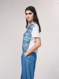 T-SHIRT ΜΕ ΥΠΕΡOXO PRΙΝΤ KAI ΠΛΑΙΝΟ ΔΕΣΙΜΟ