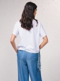 T-SHIRT ΜΕ ΥΠΕΡOXO PRΙΝΤ KAI ΠΛΑΙΝΟ ΔΕΣΙΜΟ