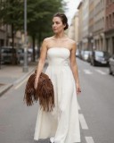 Πλεκτό Clutch από ψάθα (Raffia Style)  καλυμμένο με μακριά κρόσσια μπροστά στην ίδια απόχρωση.