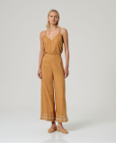 Παντελόνα σε ίσα χαλαρή γραμμή. Συνδύασε την με το τοπ του