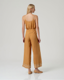 Παντελόνα σε ίσα χαλαρή γραμμή. Συνδύασε την με το τοπ του