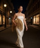 Πλεκτό Clutch από ψάθα (Raffia Style)  καλυμμένο με μακριά κρόσσια μπροστά στην ίδια απόχρωση.