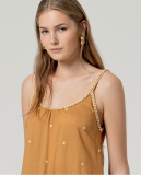 Μακρύ φόρεμα με λεπτές τιράντες.