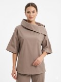 Εντυπωσιακή μπλούζα, 100% cotton, ξεχωρίζει για τον ιδιαίτερο ασύμμετρο γιακά της.