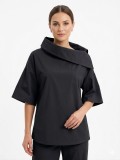Εντυπωσιακή μπλούζα, 100% cotton, ξεχωρίζει για τον ιδιαίτερο ασύμμετρο γιακά της.