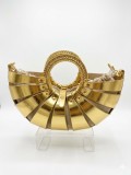 Metallic gold crossbody handbag. Σε δύο μεταλλικές αποχρώσεις, χρυσό και ασημί