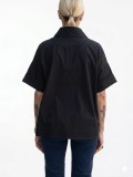 Κοντομάνικη  stylish μπλούζα με πλαϊνά κουμπιά, 100% cotton.