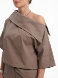 Εντυπωσιακή μπλούζα, 100% cotton, ξεχωρίζει για τον ιδιαίτερο ασύμμετρο γιακά της.