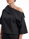 Εντυπωσιακή μπλούζα, 100% cotton, ξεχωρίζει για τον ιδιαίτερο ασύμμετρο γιακά της.