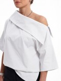Εντυπωσιακή μπλούζα, 100% cotton, ξεχωρίζει για τον ιδιαίτερο ασύμμετρο γιακά της.