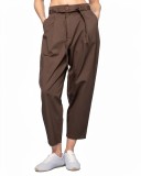 ψηλόμεσο καφέ παντελόνι carrot fit με  αποσπώμενη ζώνη από το ίδιο ύφασμα