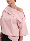 Εντυπωσιακή μπλούζα, 100% cotton, ξεχωρίζει για τον ιδιαίτερο ασύμμετρο γιακά της.