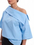 Εντυπωσιακή μπλούζα, 100% cotton, ξεχωρίζει για τον ιδιαίτερο ασύμμετρο γιακά της.