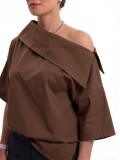 Εντυπωσιακή μπλούζα, 100% cotton, ξεχωρίζει για τον ιδιαίτερο ασύμμετρο γιακά της.