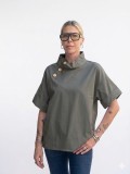 Κοντομάνικη  stylish μπλούζα με πλαϊνά κουμπιά, 100% cotton.